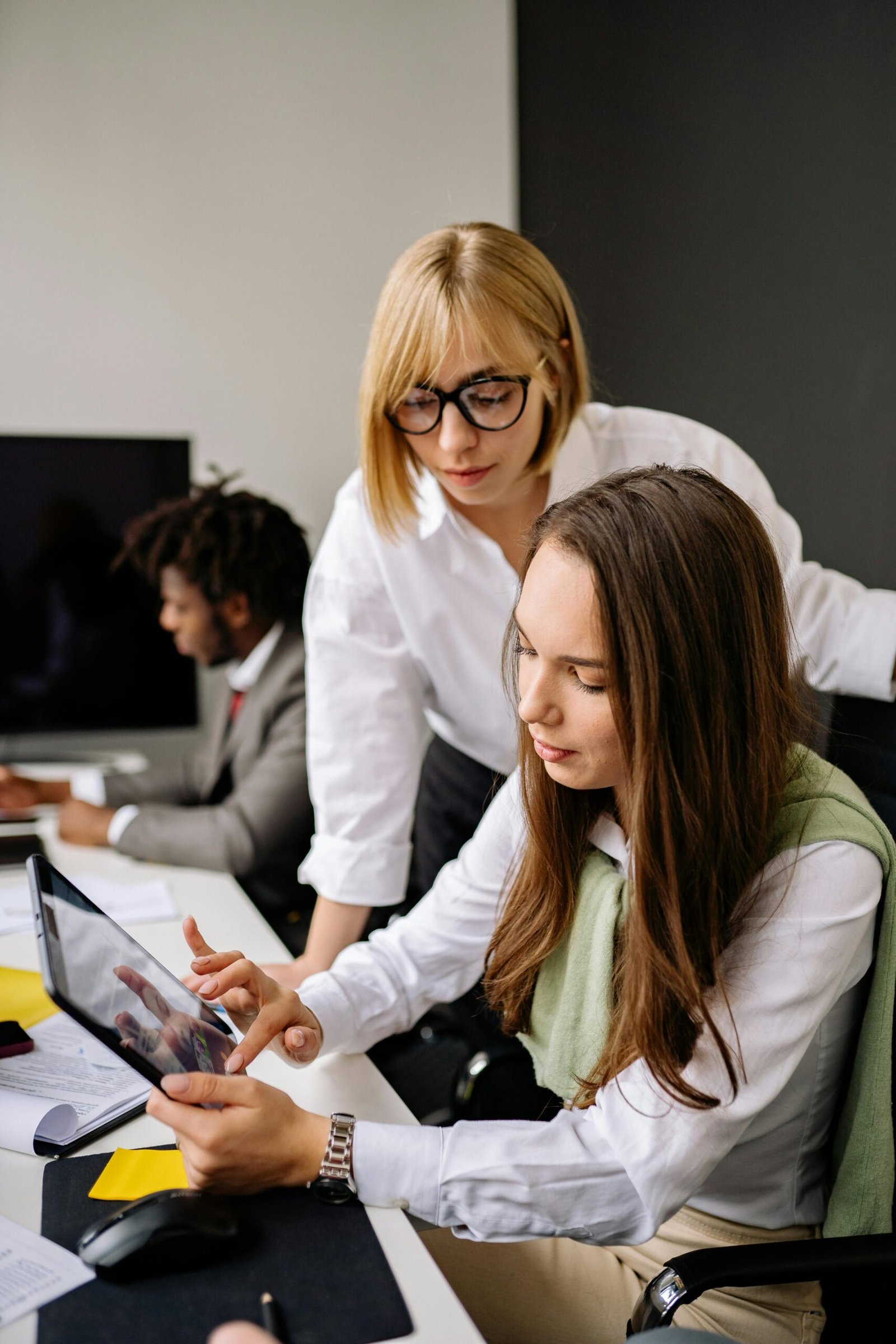Two business women collaborating in an Agile organization